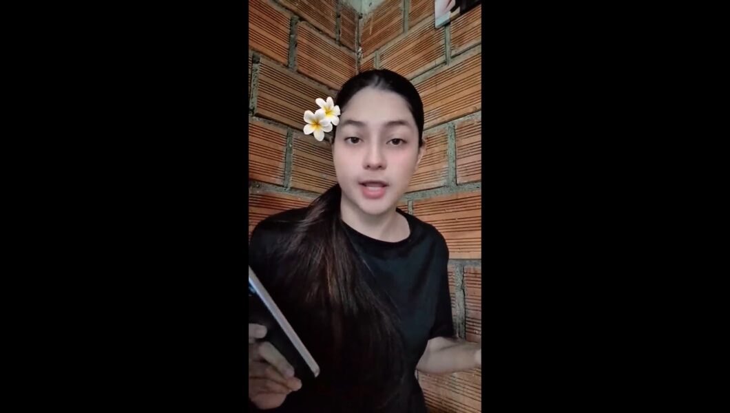 Horny Colombian Yuliethgomez1 masturbates on a bus in a video she records on TikTok for her boyfriend.