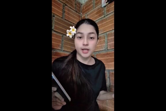 Horny Colombian Yuliethgomez1 masturbates on a bus in a video she records on TikTok for her boyfriend.